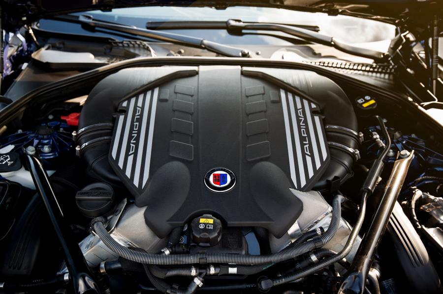 Моторный отсек Alpina B5 Bi-Turbo Touring Edition 50 (F11) 2015 года  (фото 9 из 13)
